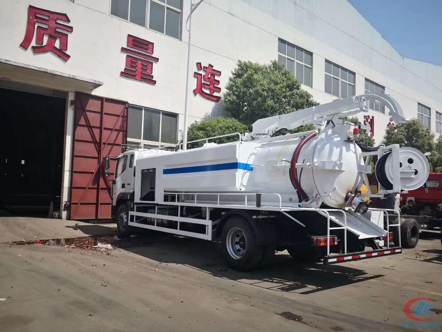 吸污车